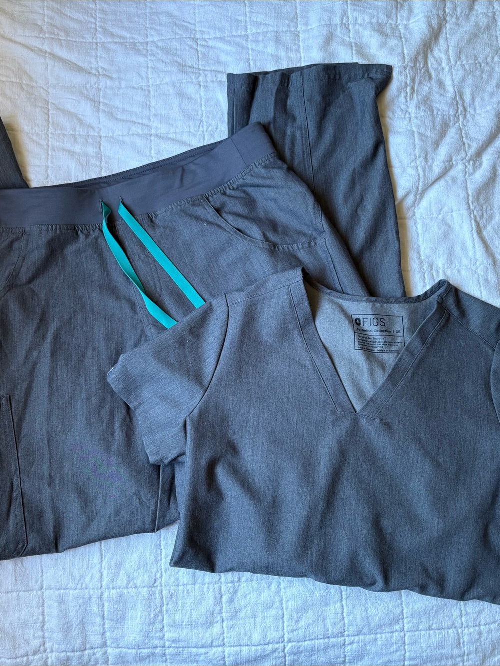 FIGS SET Women's Grey V-Neck Scrub Top and Kade Straight Leg Pant  MEDIUM